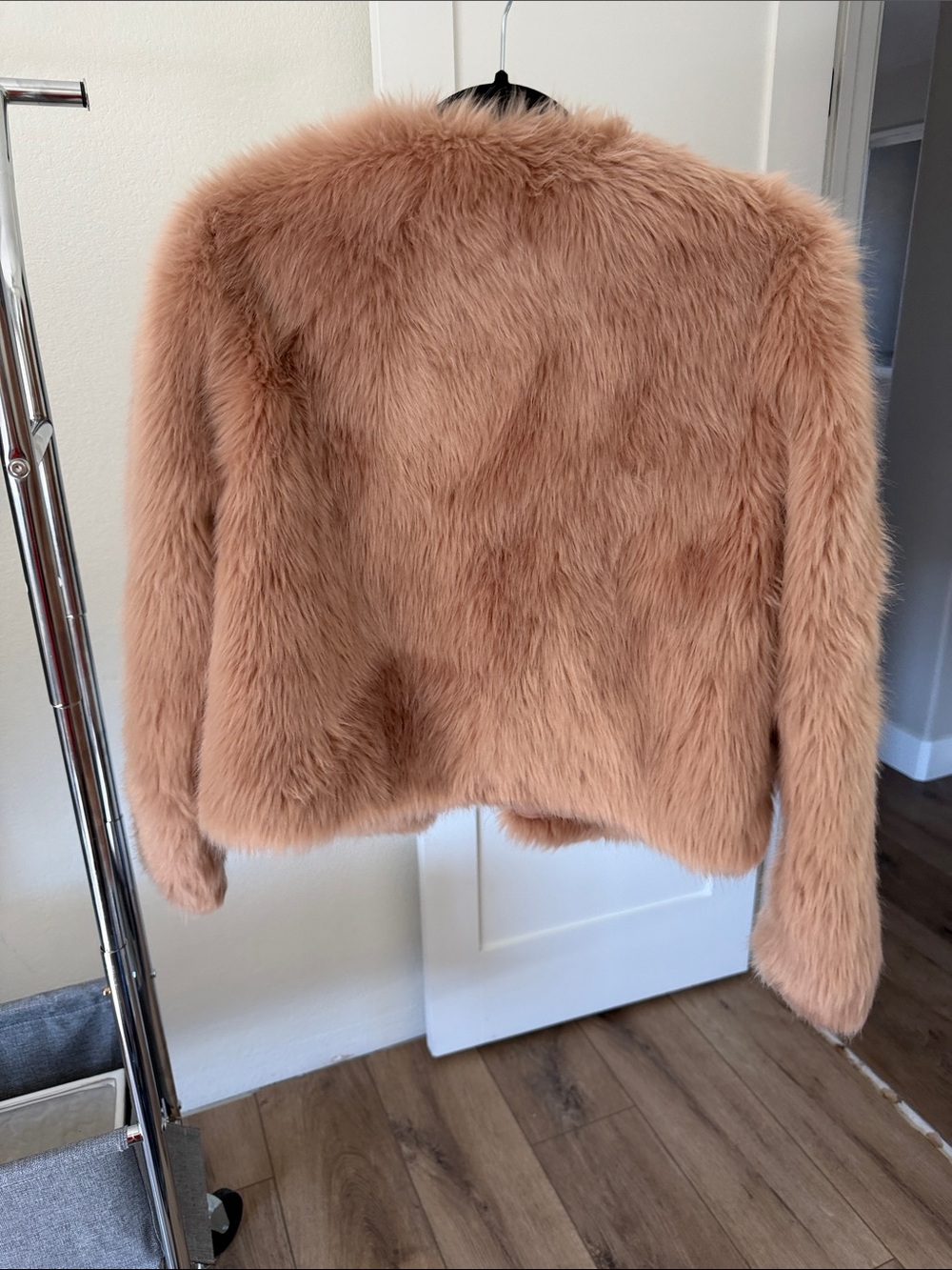 Rachel Zoe Women’s Dusty Rose Faux Fur Cropped Jacket - Picture 2 of 4